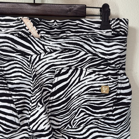(H1) FREDDY WR.UP®COMFORTABLE SHAPING PANTS with a Sebra print, size 10 - Picture 5 of 13